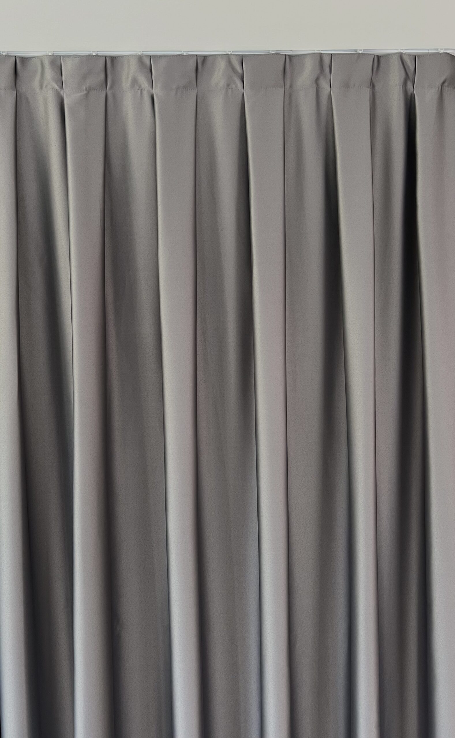 Die Konfektionsart Modern verleiht Ihren Vorhängen eine markante, elegante Form. Sie ist raffinierter und sorgt für eine klar definierte Optik