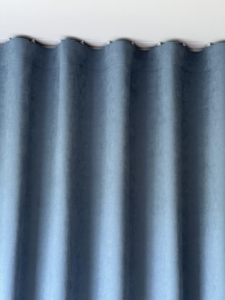 Die Konfektionsart Wave sorgt für gleichmässige Wellen ohne Kräuselung und verleiht Ihrem Zuhause eine ruhige, harmonische Atmosphäre.